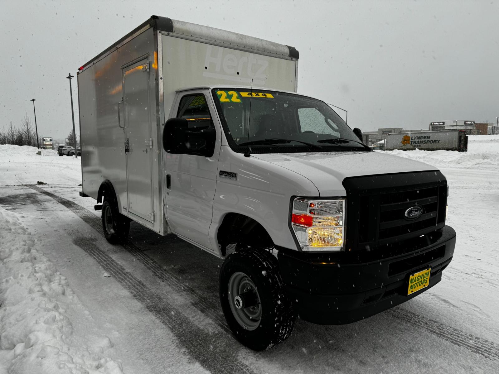 2022 WHITE /Gray FORD E-SERIES E-350 SD (1FDWE3FK8ND) with an 7.3L engine, Automatic transmission, located at 1960 Industrial Drive, Wasilla, 99654, (907) 274-2277, 61.573475, -149.400146 - Photo #6